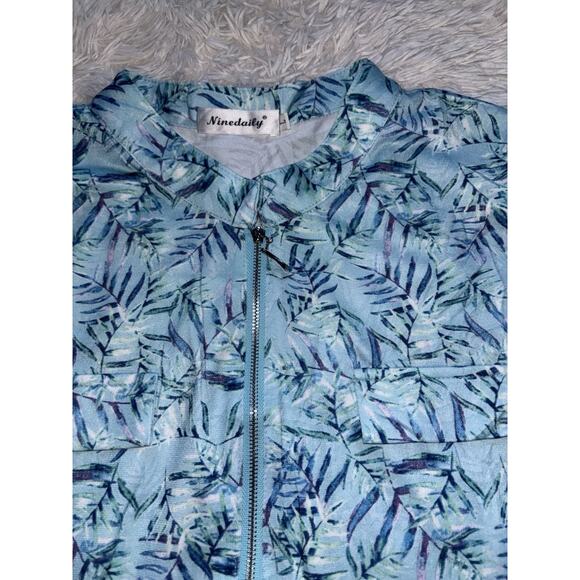 NineDaily women's sz. L Blue/ Aqua Design zip front top. New w/out tags. - Picture 5 of 9